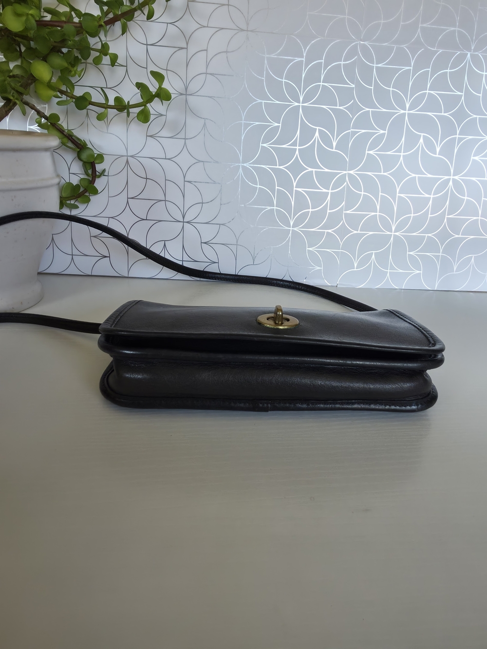 Vintage Coach Black Leather Shoulder Bag with Gold Turnlock - Picture 6 of 12